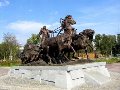 Скульптурная композиция «Тройка» - памятник транспортникам