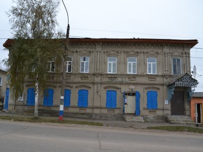 Жилой дом с торговым помещением