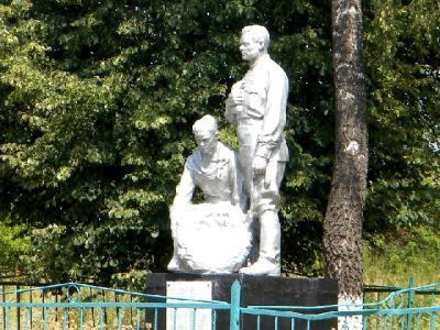 Братская могила воинов Советской Армии, погибших в феврале 1943 года. Захаронено и установлено фамилий на 10 человек. Скульптура установлена в 1952 году
