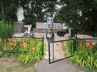 Братская могила советских воинов, погибших в боях с фашистскими захватчиками