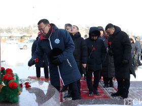 В Якутске общественность возложила цветы к памятнику Роману Дмитриеву