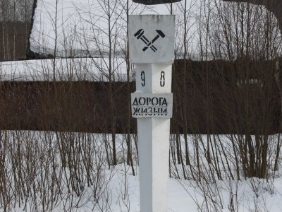 Памятные километровые столбы, установленные на обочине ж.д. линии в 39 местах (в пределах Всеволожского района)