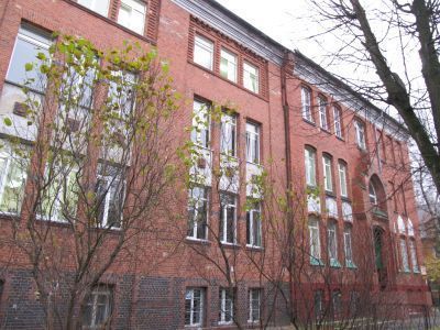 Здание Хуфенского лицея с двумя скульптурными портретами над входом