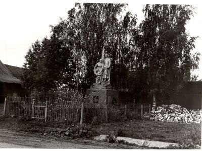 Братская могила советских воинов, погибших в боях с фашистами