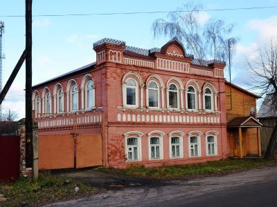 Дом в кирпичном исполнении с металлическ. ажурными карнизами