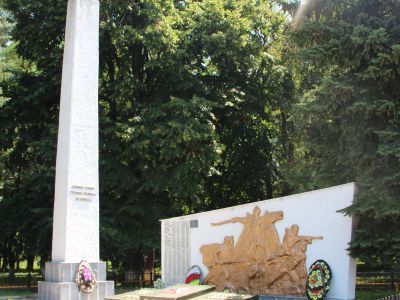 Обелиск воинам-односельчанам, павшим в 1941-45 гг.