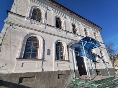 Здание бывш.  высшей начальной школы (ныне - восьмилетняя школа), где  учился выдающийся деятель  революционного движения 1860-х годов Н.А.Ишутин