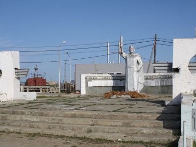 Памятник воинам-землякам, погибшим в годы Великой Отечественной войны (1941-1945). Ск. С.А. Егоров, железобетон, 1967 г.