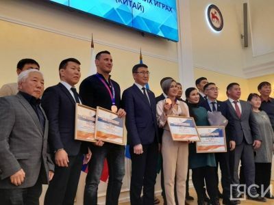 Сардане Трофимовой и Айаалу Лазареву вручили по миллиону рублей за выступление на Азиатских играх