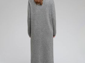 Вязаное платье полуприлегающего силуэта