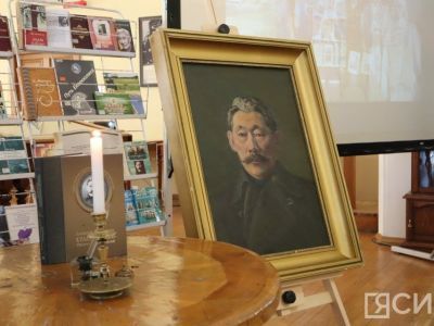 В Якутске презентовали книгу «Алексей Елисеевич Кулаковский – Өксөкүлээх Өлөксөй»