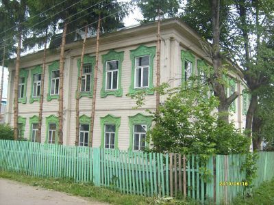 Деревянный двухэтажный жилой дом