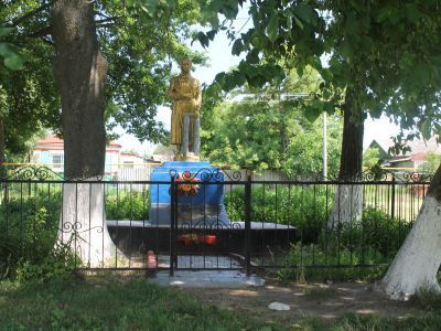 Братская могила советских воинов, погибших в боях с фашистскими захватчиками в 1943 году. Захоронено 46 человек, имена установлены. Обелиск