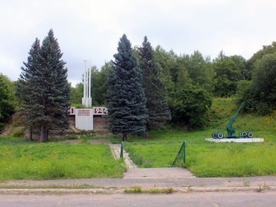 Монумент-стела советским воинам, защитникам города Волхова в годы Великой Отечественной войны. Рядом установлено зенитное орудие