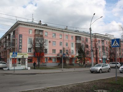 Дом жилой со встроенными торговыми помещениями