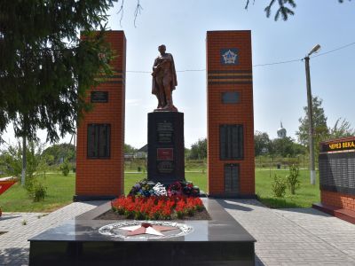 Братская могила советских воинов, погибших в боях с фашистскими захватчиками в 1943 году. Захоронено 36 человек, имена 4 человек установлены. Скульптура советского воина