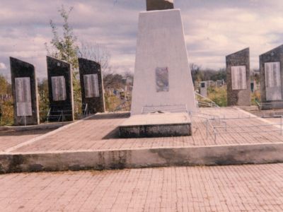 Братская могила советских воинов, погибших в боях с фашистскими захватчиками