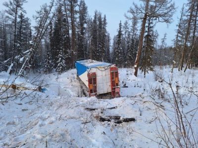 В Якутии двое человек пострадали в слетевшем в кювет автомобиле