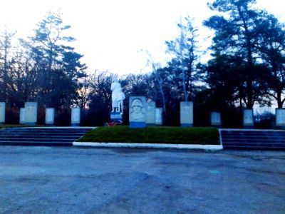 Братская могила 28 советских воинов, погибших в боях с фашистскими захватчиками