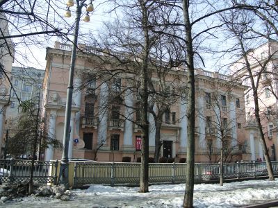 Жилой дом Генерального штаба Вооруженных сил СССР ("Дом со львами"), 1945 г., архитекторы М.М.Дзисько, Н.И.Гайгаров