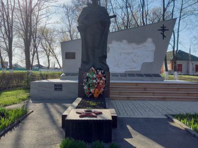 Братская могила советских воинов, погибших в боях с фашистскими захватчиками в 1943 году. Захоронено 35 человек, имена 5 человек установлены. Скульптура советского воина