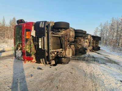 Госавтоинспекция Якутии: водитель опрокинувшейся цистерны был пьян