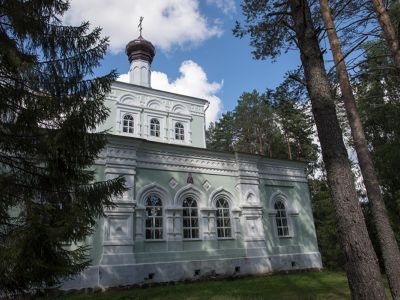 Каменная церковь с интерьером