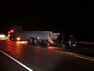 Легковой автомобиль на трассе «Вилюй» столкнулся с КамАЗом. Есть пострадавшие