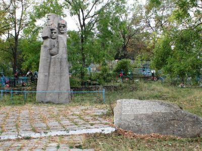 Памятный знак в честь партизан-односельчан, погибших в годы Великой Отечественной войны