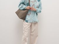 Блузка свободного силуэта с абстрактным принтом