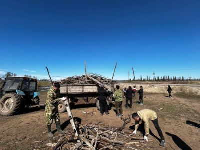 11 прицепов мусора вывезли транспортники и дорожники из села Бетюн Намского района