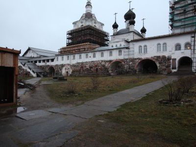 Галерея-переход между папертями Трапезной палаты и Спасо-Преображенского собора