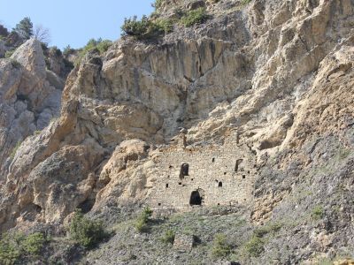 Башня, встроенная в скальную расщелину (Хевхаройская)