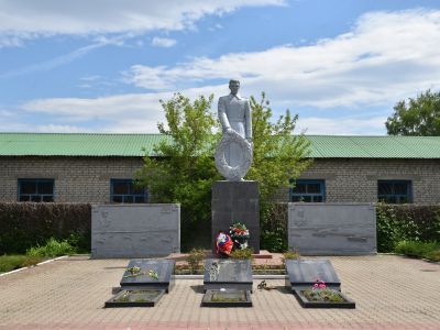 Братская могила советских воинов, погибших в боях с фашистскими захватчиками в 1943 году. Захоронено 56 человек, в том числе Герой Советского Союза старший лейтенант Иван Андреевич Григорьев. Скульптура советского воина с венком, вечный огонь