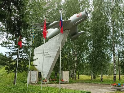 Памятник-самолет советским летчикам, участникам битвы за Ленинград в годы Великой Отечественной войны