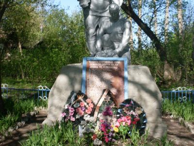 Братская могила воинов Советской Армии, погибших в период Великой Отечественной войны. Захоронено 125 человек, установлено фамилий на 50 человек. Скульптура установлена в 1961 году