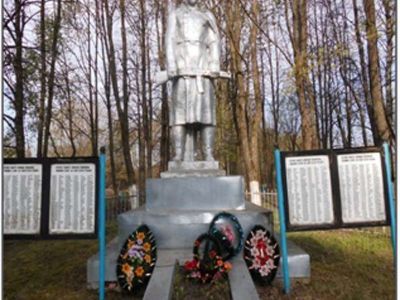 Братская могила 4 советских воинов, погибших в 1943 г. в боях с немецко-фашистскими захватчиками