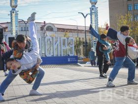 В Якутске на площади Республики открыли большой театральный сезон