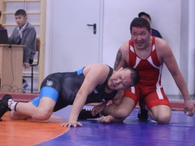В Якутске выявили чемпионов республики по вольной борьбе среди ветеранов