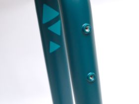 Жесткая алюминиевая вилка Format 5221 1-1/8-1.5 28" (бирюзовый 223 мм эксцентрик 9 мм шток 1 1/8"-1.5" (28.6 мм - 38.1 мм), алюминий для дисковых тормозов)