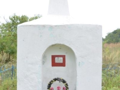 Братская могила советских воинов, погибших в боях с фашистскими захватчиками