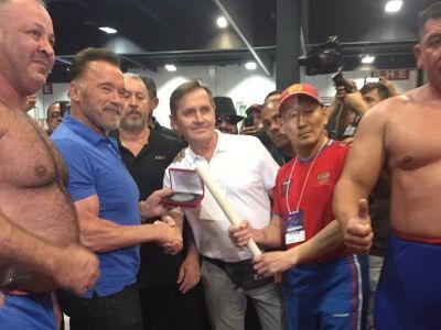 Арнольд Шварценеггер аплодирует мас-рестлерам в Сан-Паулу