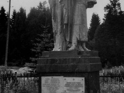 Братская могила советских воинов