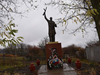Братская могила советских воинов, погибших в боях с фашистскими захватчиками в 1943 году. Захоронено 87 человек, имена 7 человек установлены. Скульптура советского воина