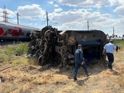 Более 20 человек пострадали при столкновении поезда с КамАЗом в Волгоградской области UPD