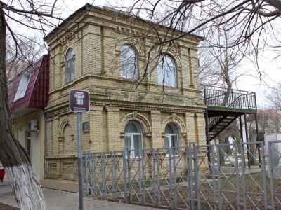 Здание - одна из первых курортных построек города