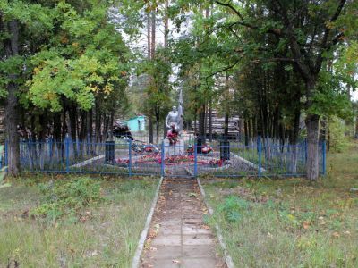 Братское захоронение советских воинов, погибших в 1941-44 гг., Здесь захоронен Герой Советского Союза Ястребов Александр Георгиевич (1908-1941)