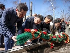 К мемориальной доске воинам-журналистам Якутии возложили цветы