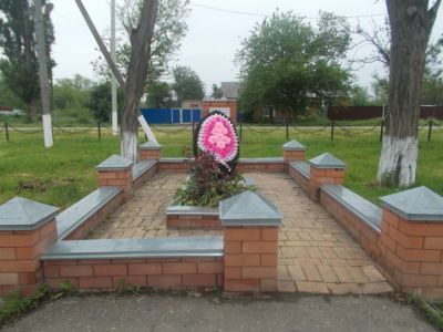 Братская могила советских воинов, погибших в боях с фашистскими захватчиками