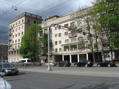 Дом, где жили: в 1934-1940 гг. радиотехник Бонч-Бруевич Михаил Александрович (корп. 2, кв. 115 – б. кв. 33); в 1937-1941 гг.,1944-1970 гг. художник Альтман Натан Исаевич (корп. 1, б. кв. 157); в 1938 г. писатель Куприн Александр Иванович (корп. 3, кв. 236